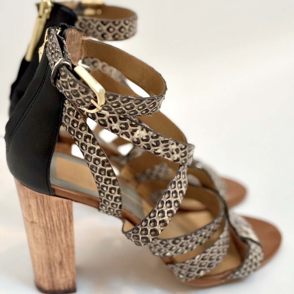 Beautiful wooden heel sandals. Surprisingly comfortable! - Picture 2 of 5
